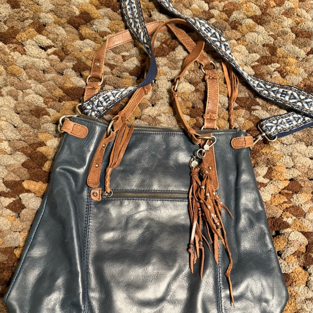 Vintage Fossil leather shoulder tote.